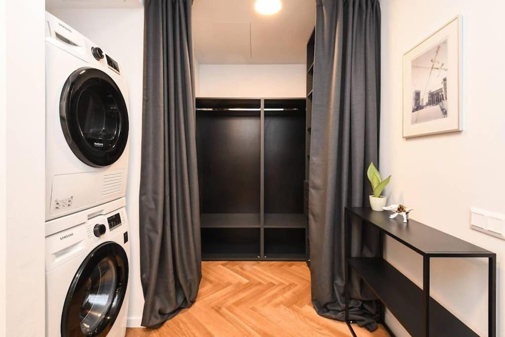 Skypark Luxury Apartment With Skyline View & Free Parking Bratislava Exterior photo