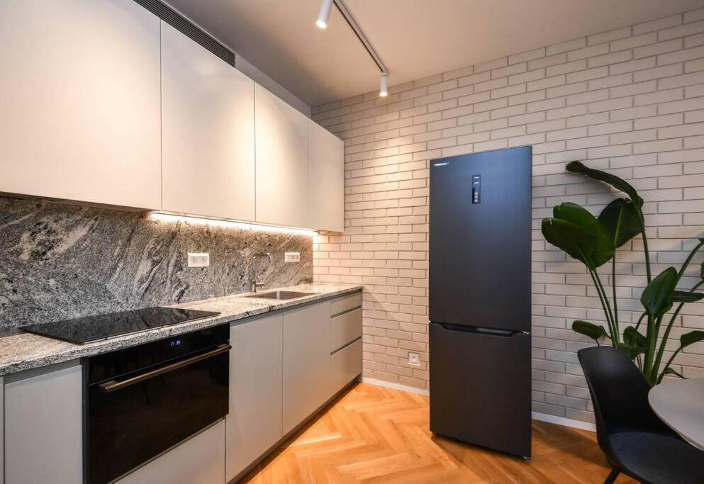 Skypark Luxury Apartment With Skyline View & Free Parking Bratislava Exterior photo