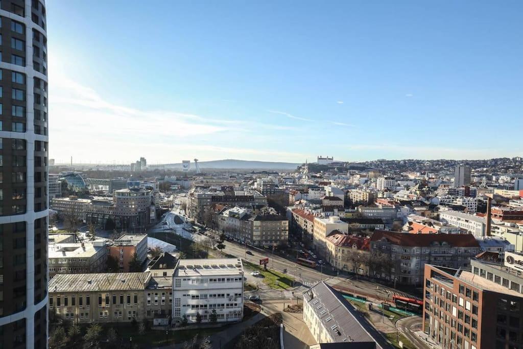 Skypark Luxury Apartment With Skyline View & Free Parking Bratislava Exterior photo