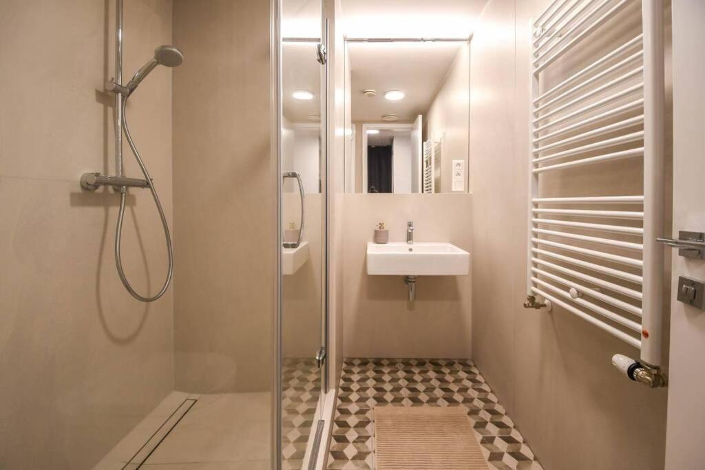 Skypark Luxury Apartment With Skyline View & Free Parking Bratislava Exterior photo