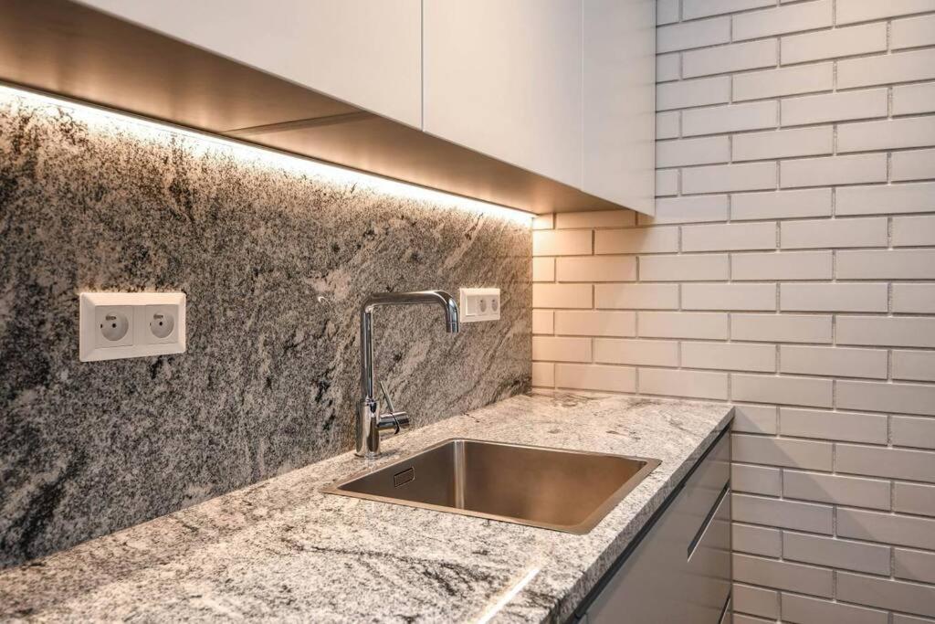 Skypark Luxury Apartment With Skyline View & Free Parking Bratislava Exterior photo